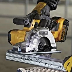 DeWALT DCS373M2 Akku Metall Kreissäge Säge Ø140mm 18V 4Ah Li-ion 2 Akkus Koffer -DEWALT Shop 24641766 4